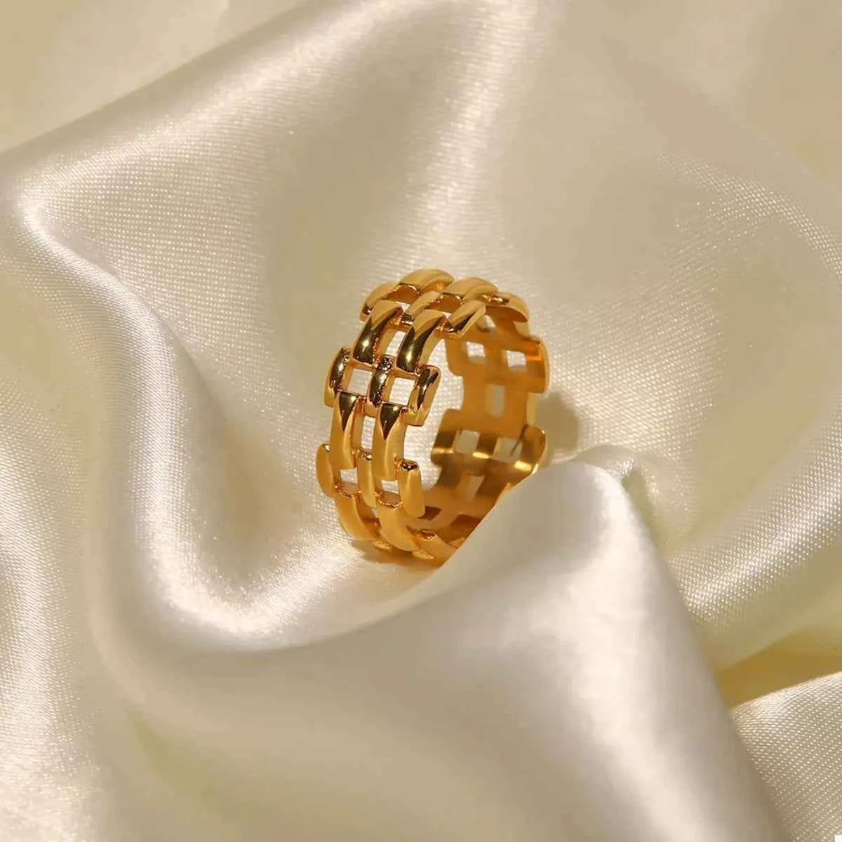 Cutout ring in 18K gold-plated finish — additional view 3