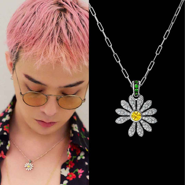 Delicate daisy flower necklace — additional view 3