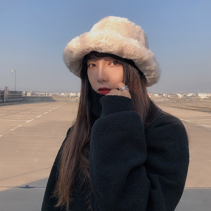 Beige wide-brim winter bucket hat for women