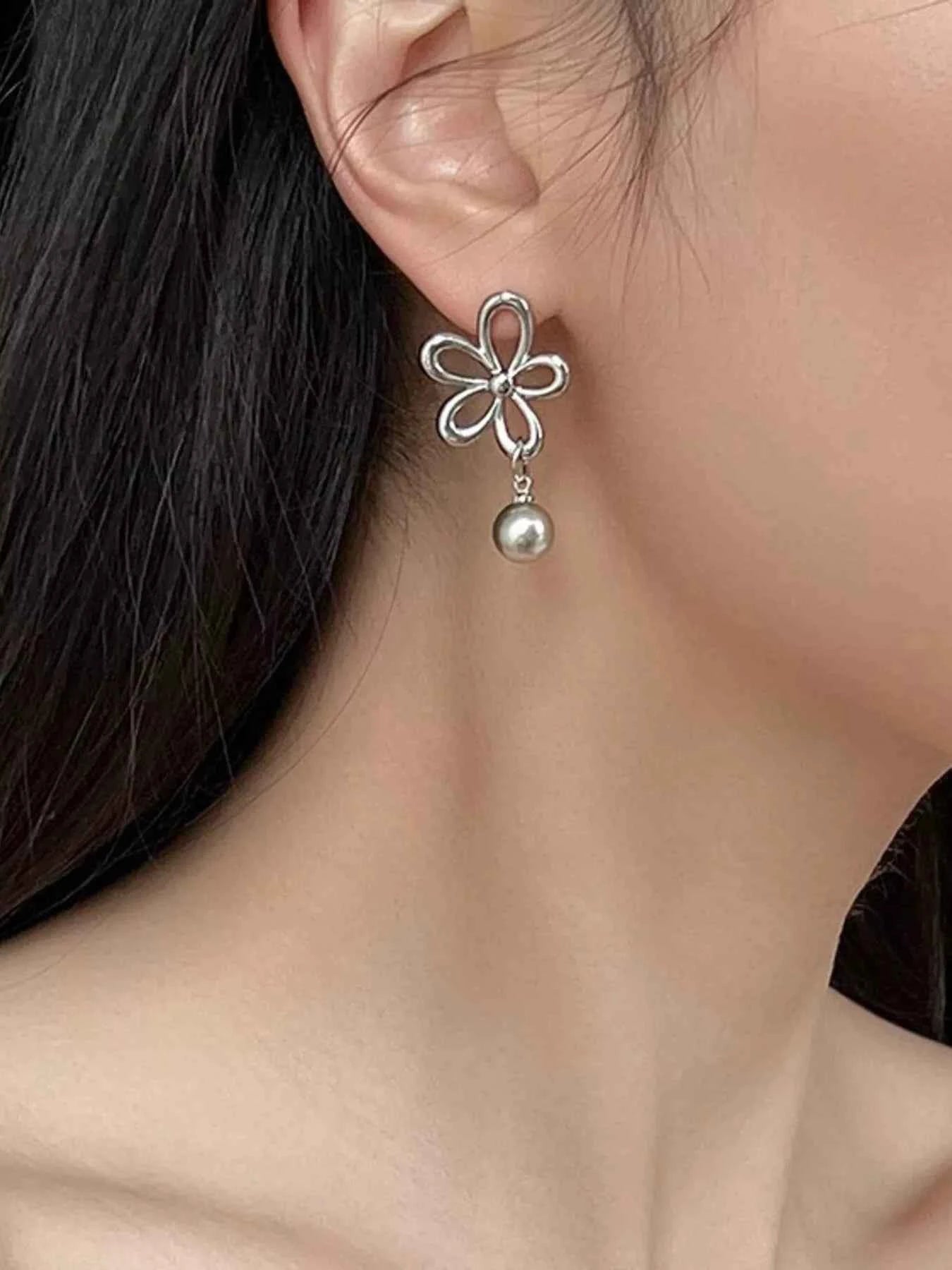 Flower Pearl Drop Earrings (Silver-Plated) Immagine secondaria del prodotto