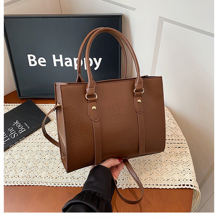 Shoulder tote bag adjustable strap detail