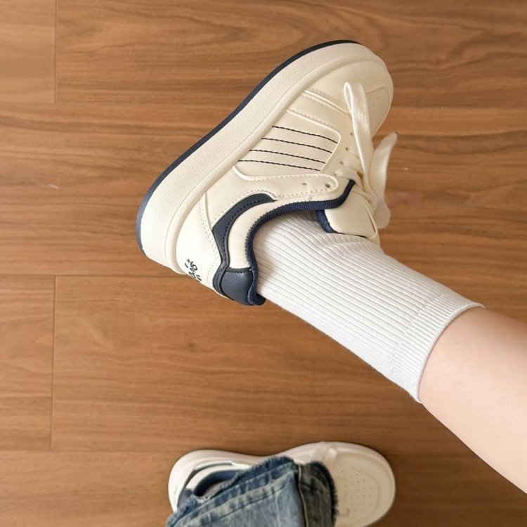 Women's low-top platform lace-up sneakers in blue