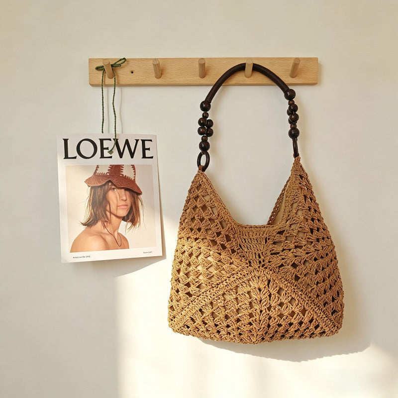 Shoulder bag magnetic buckle closure detail
