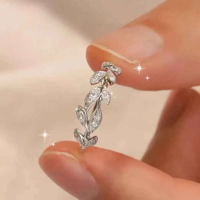Nature-inspired leaf ring in silver-plated alloy — primary view Image principale du produit