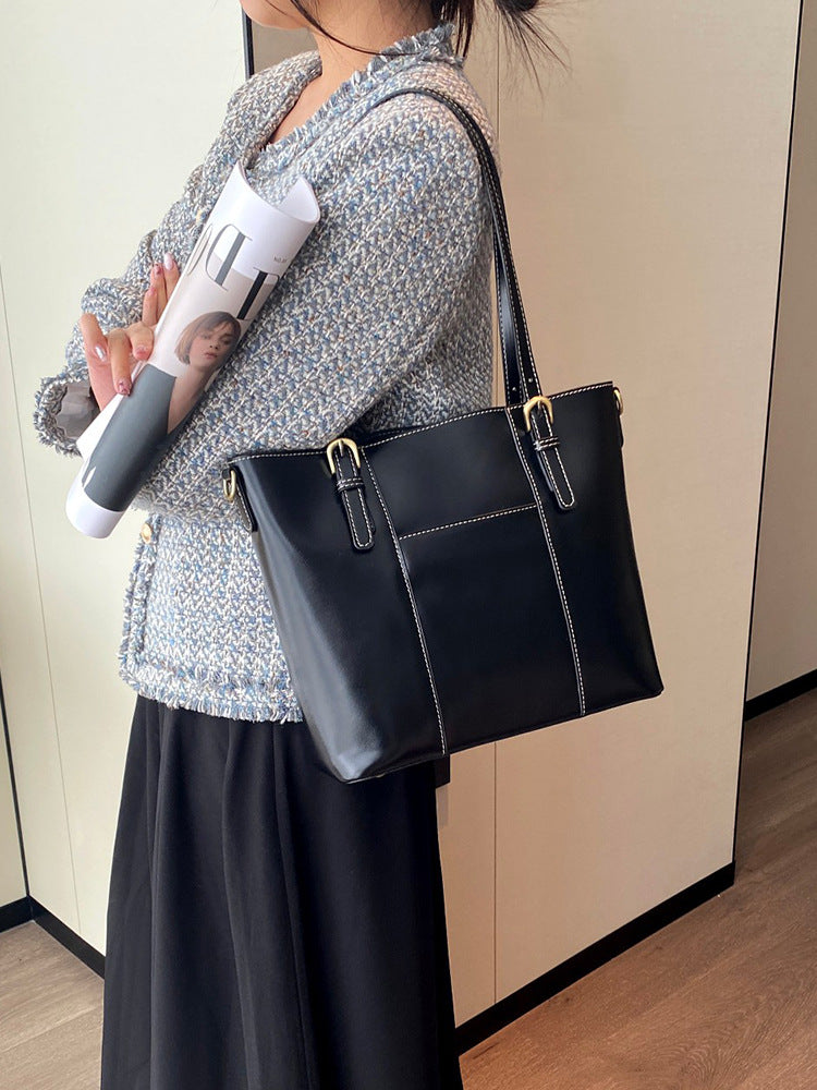 Leather tote bag adjustable strap detail