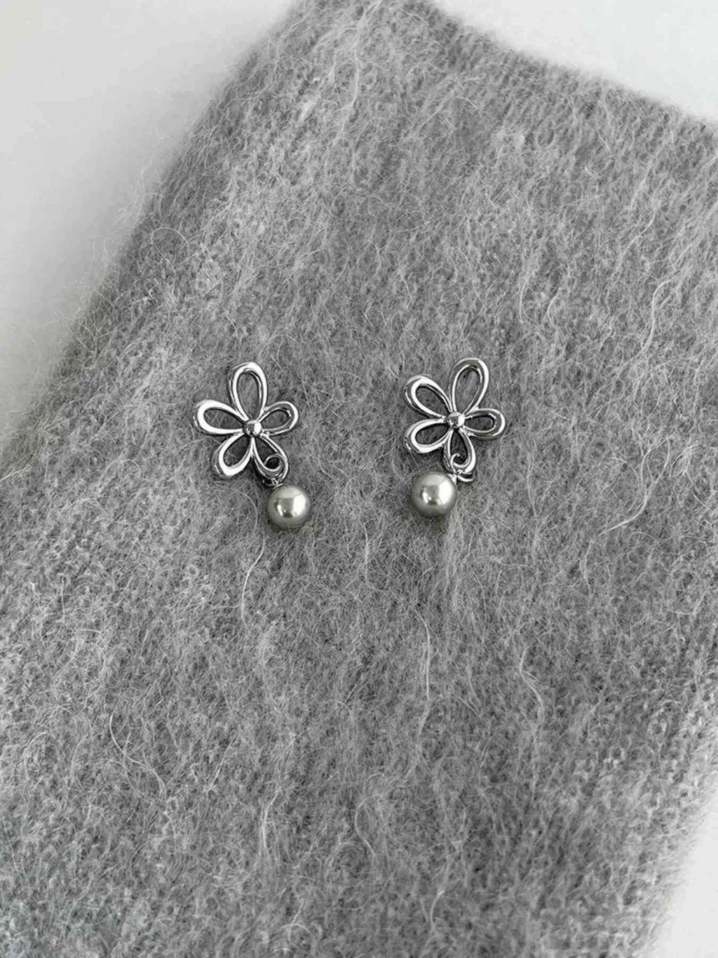 Flower pearl drop earrings in silver-plated alloy — additional view 5