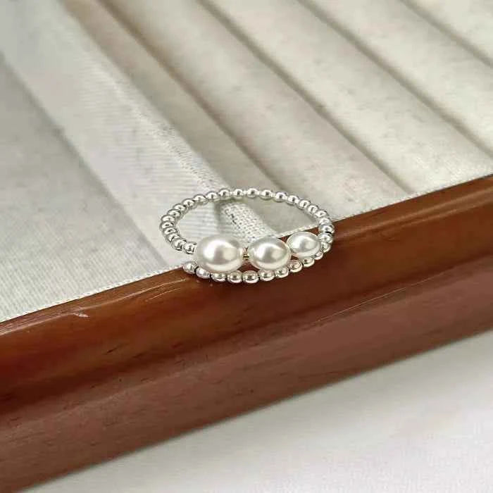 Triple pearl beaded bypass ring — primary view Image principale du produit