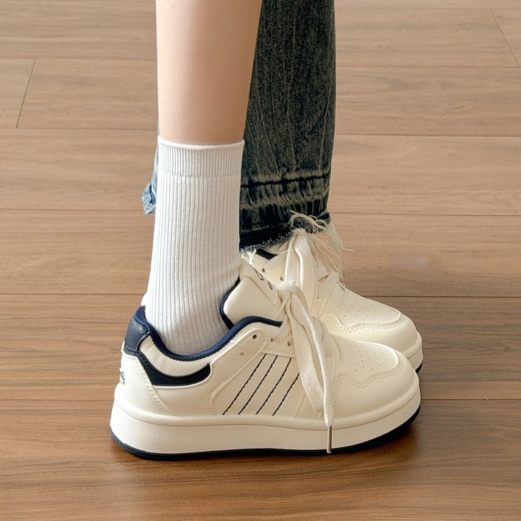 Platform lace-up sneakers rubber sole detail