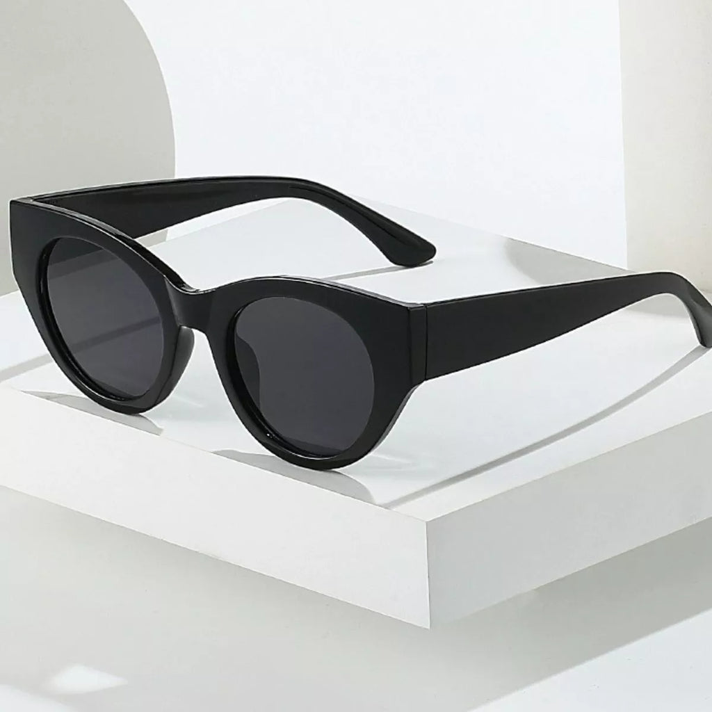 Black vintage cat-eye sunglasses