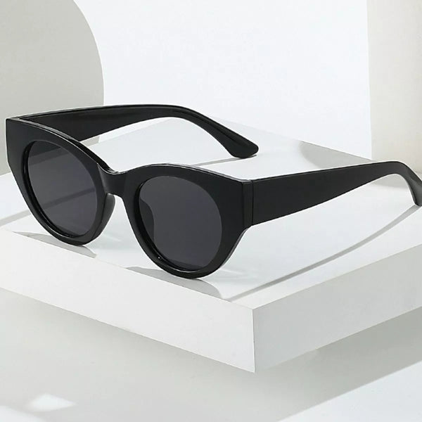 Black vintage cat-eye sunglasses