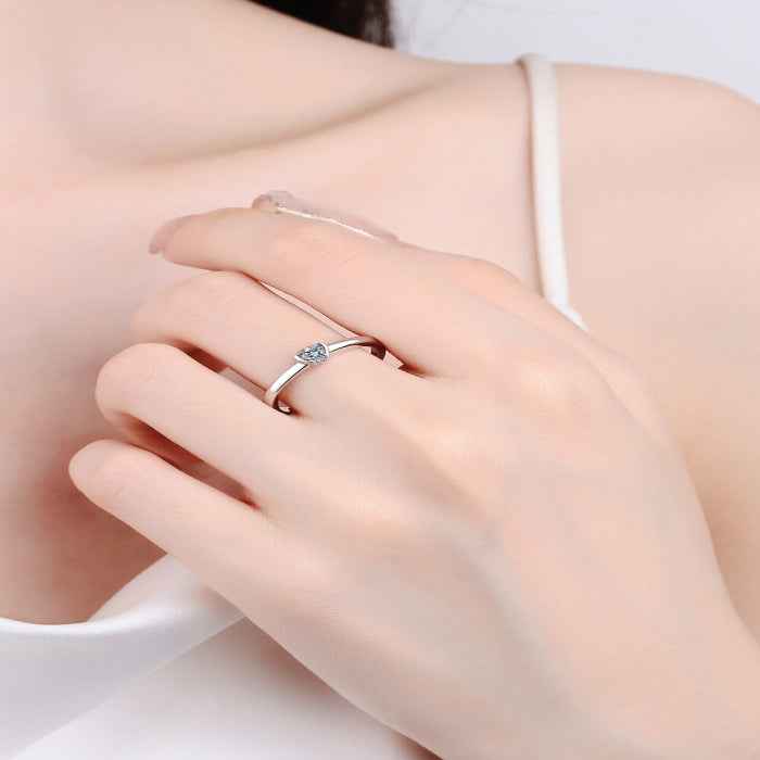 Heart-shaped cubic zirconia solitaire ring — primary view Image principale du produit