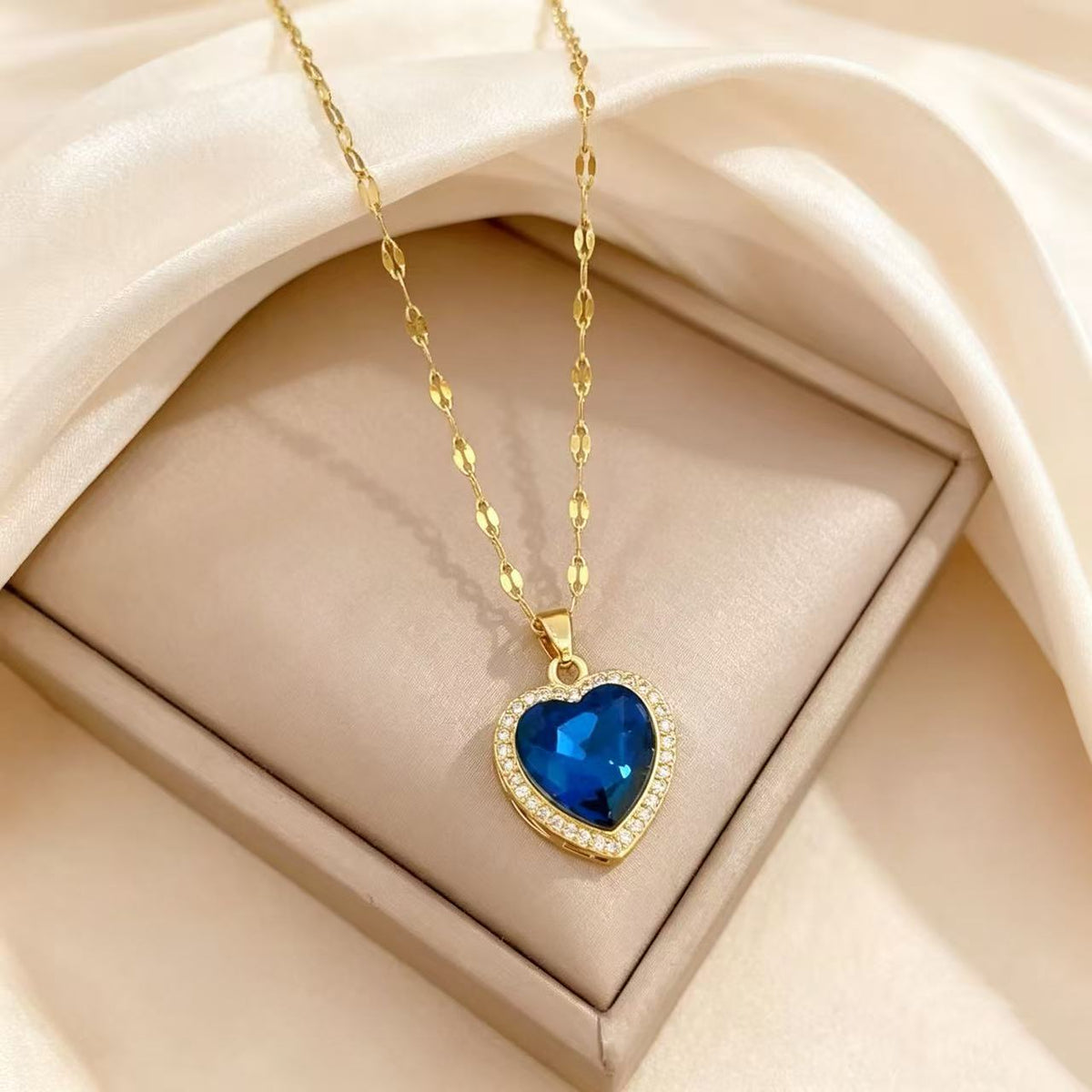 Titanium Steel Blue Diamond Heart-Shaped Clavicle Chain, Light Luxury Style Internet Celebrity Necklace, Versatile Full Diamond Jewelry additional product view