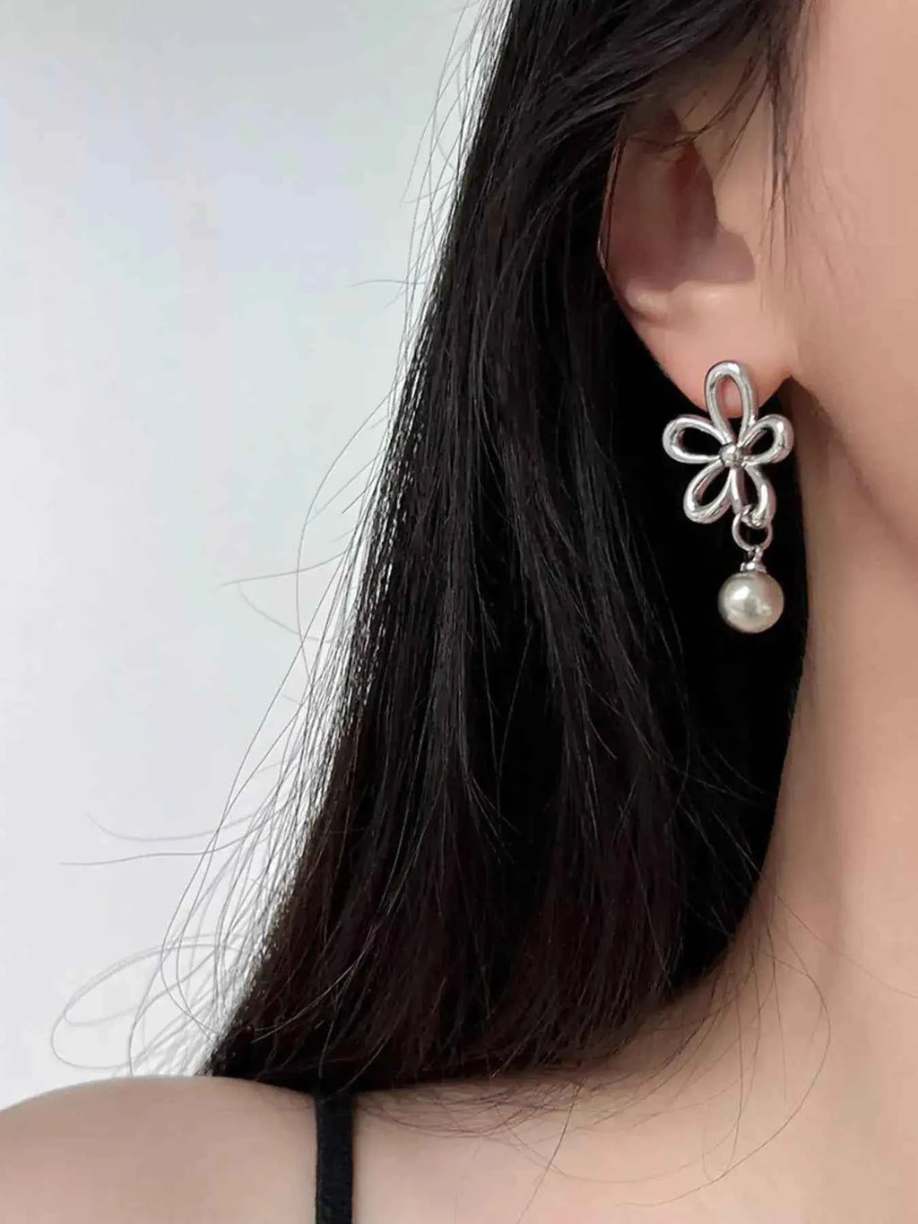 Flower pearl drop earrings in silver-plated alloy — additional view 3