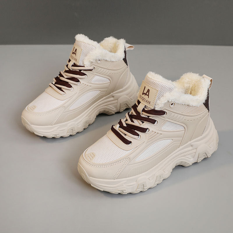 Snow boots front laces detail