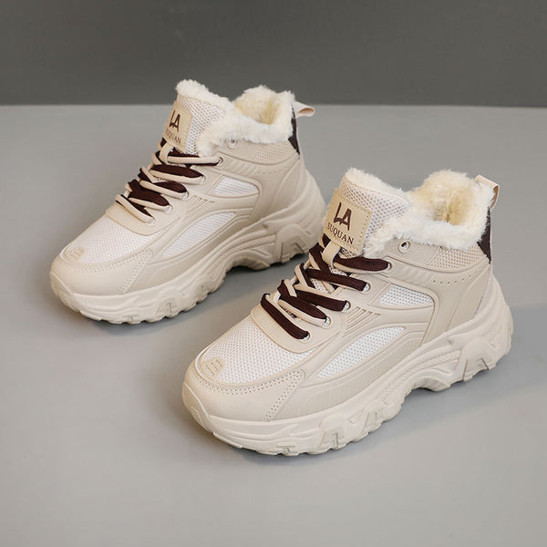 Snow boots front laces detail