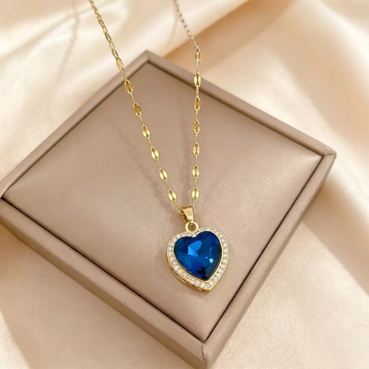 Titanium Steel Blue Diamond Heart-Shaped Clavicle Chain, Light Luxury Style Internet Celebrity Necklace, Versatile Full Diamond Jewelry product image