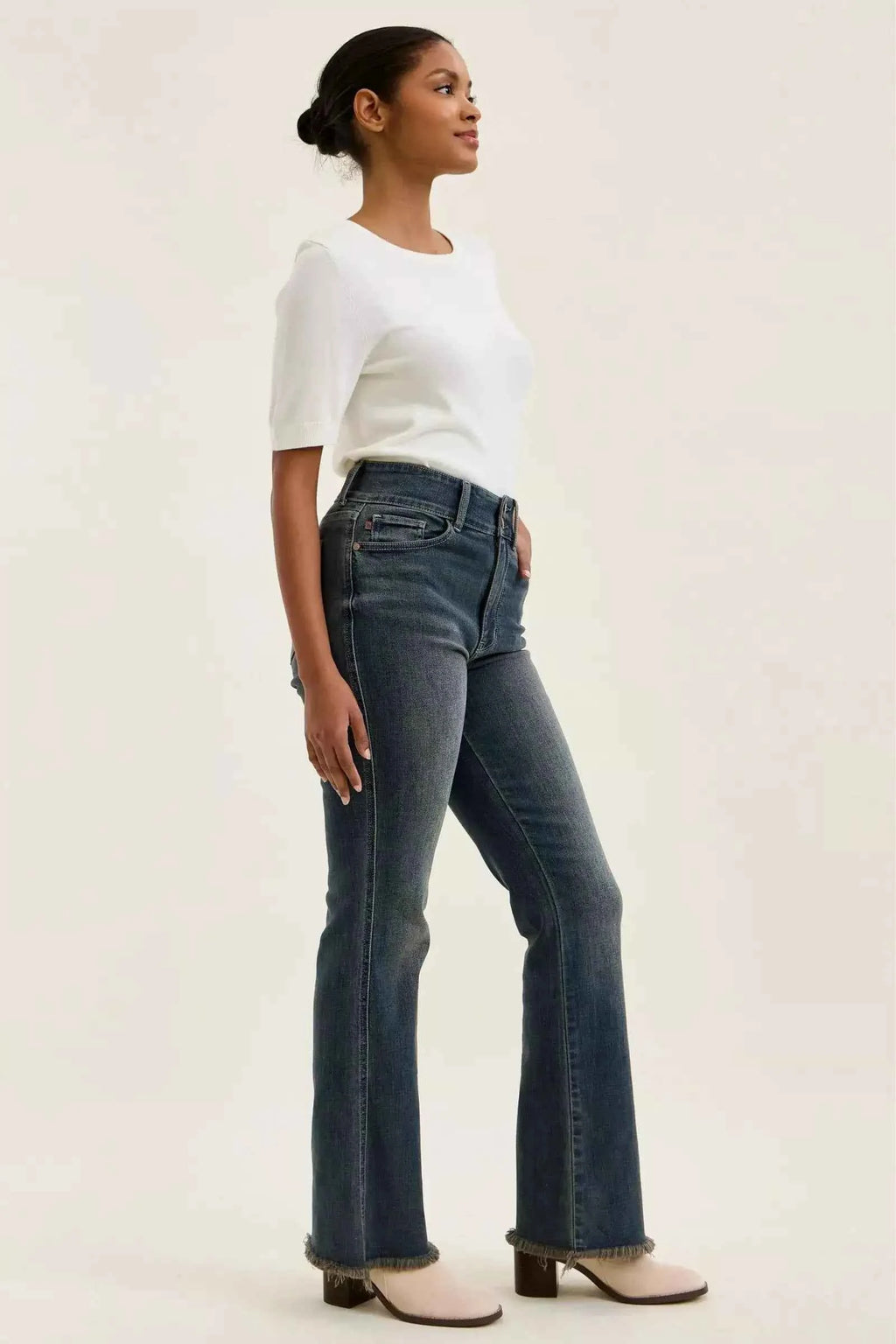 High-waist frayed hem jeans — additional view 10
