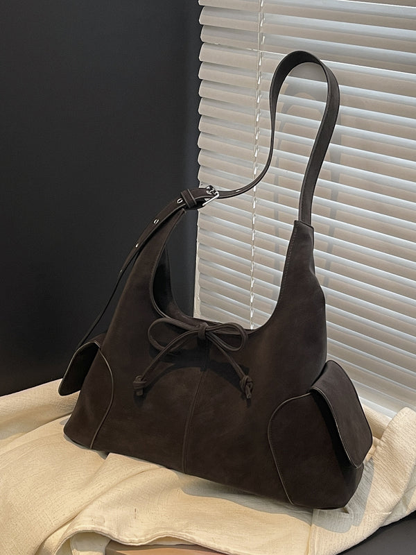 Large-capacity bag adjustable shoulder strap detail