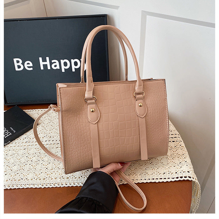 Shoulder tote bag zipper closure detail