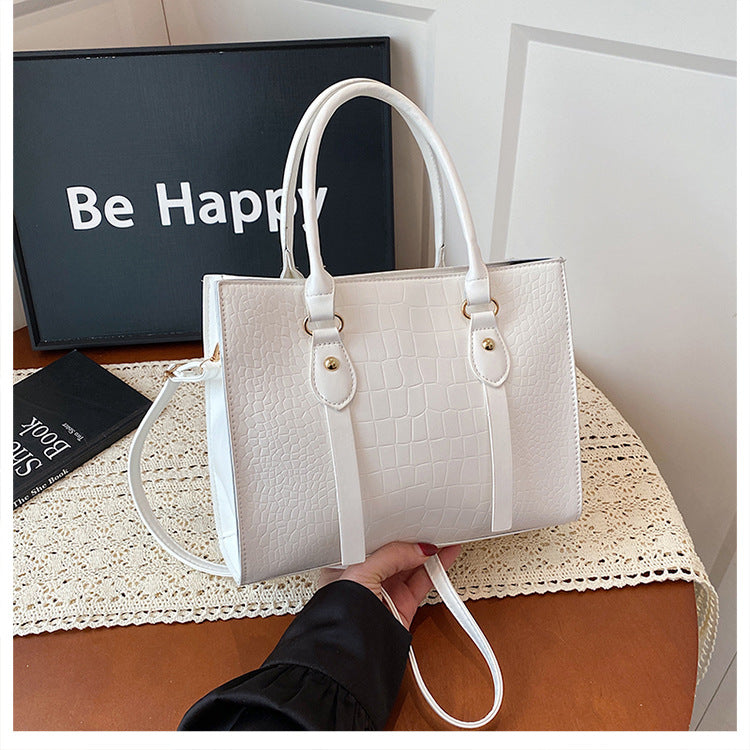 Shoulder tote bag phone compartment detail
