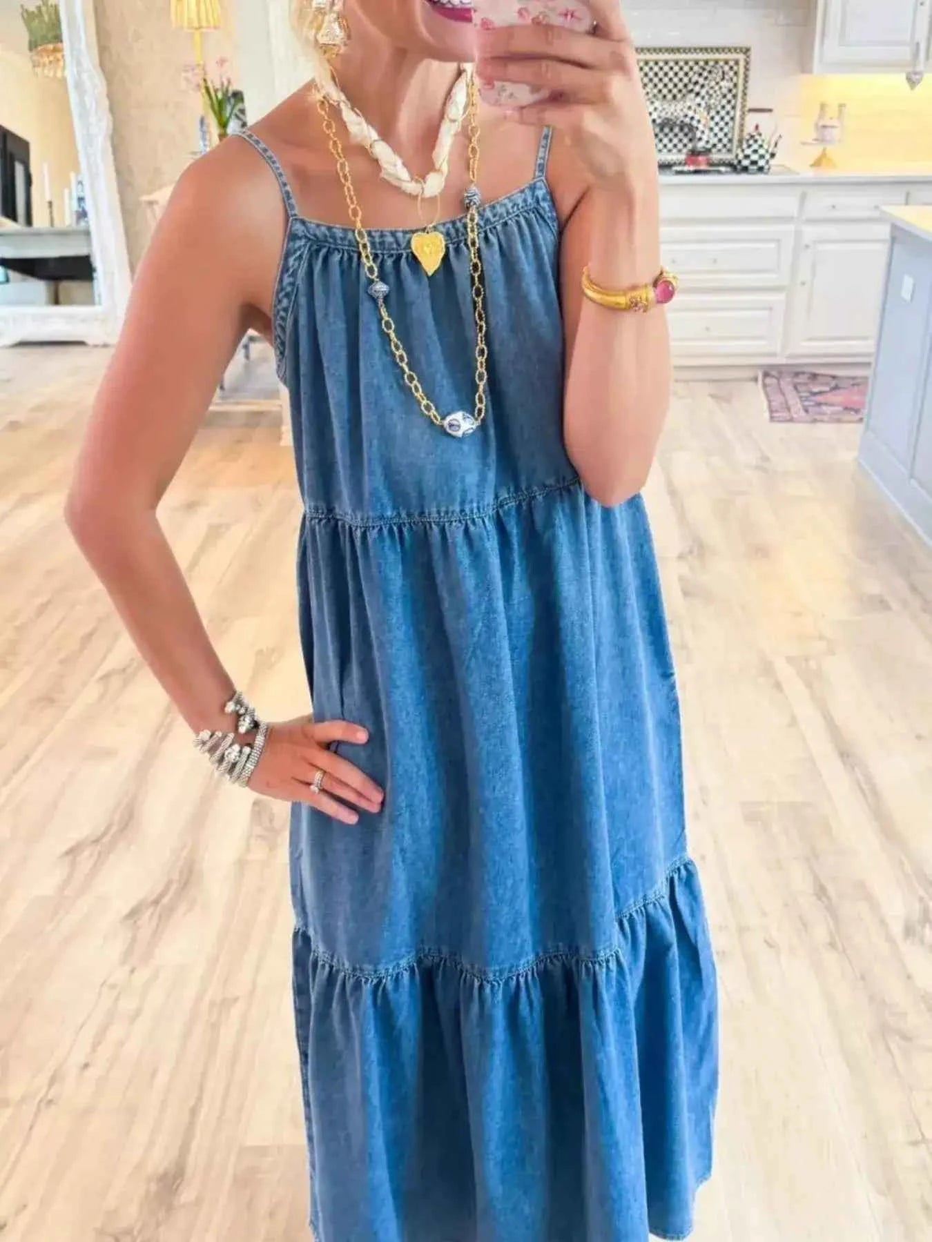 Flattering Tiered Chic Plus Size Denim Dress Imagen secundaria del producto