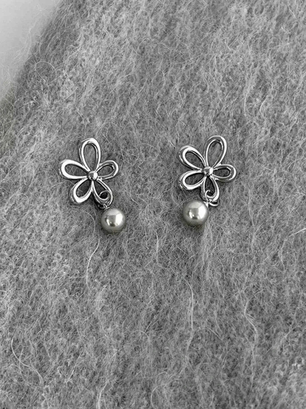 Flower pearl drop earrings in silver-plated alloy — additional view 6