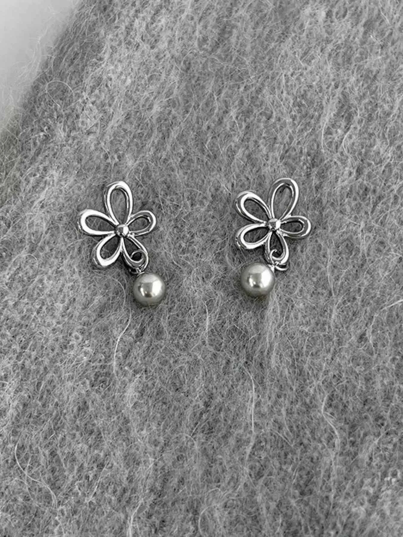 Flower pearl drop earrings in silver-plated alloy — additional view 6