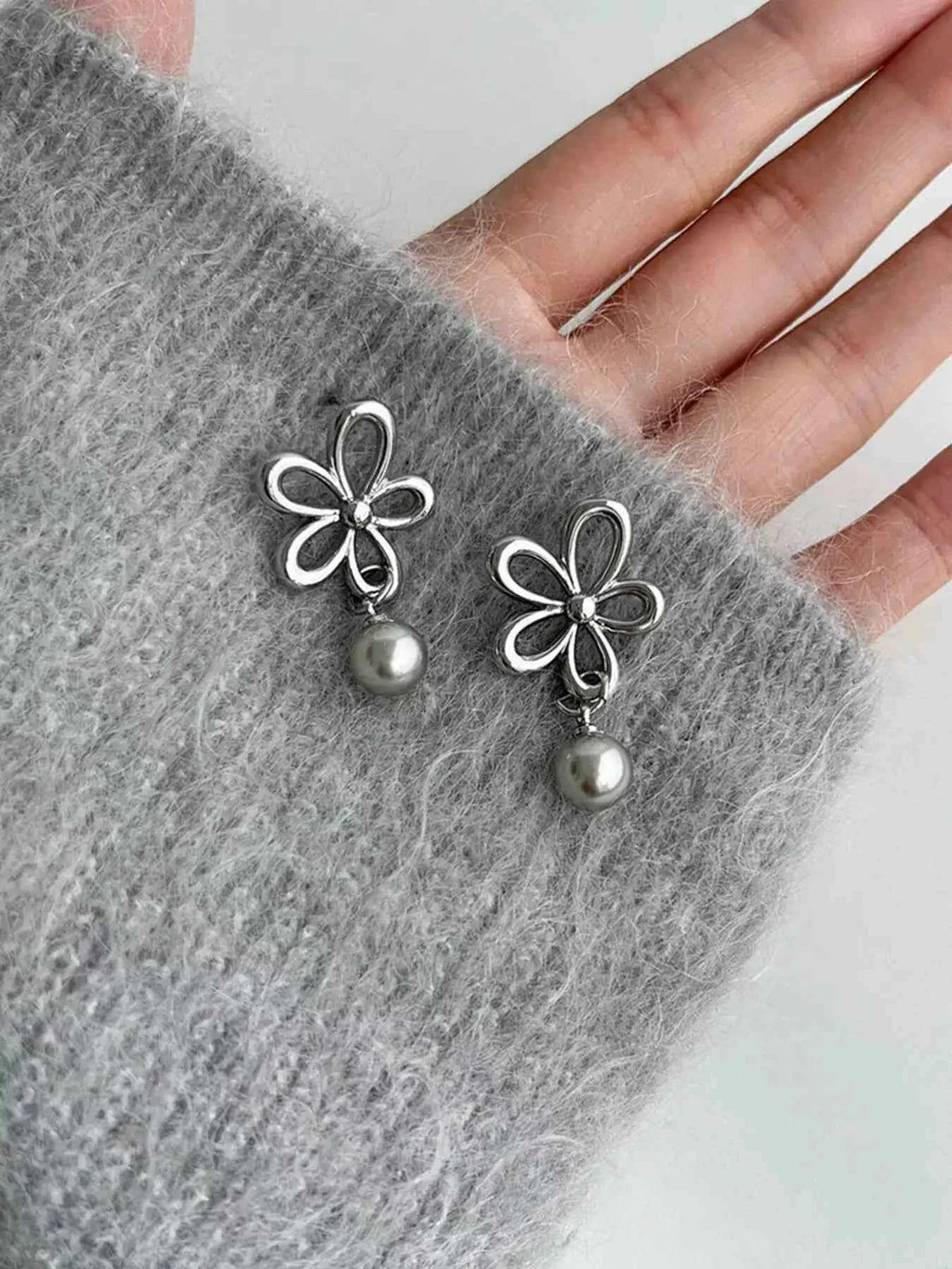 Flower pearl drop earrings in silver-plated alloy — additional view 4