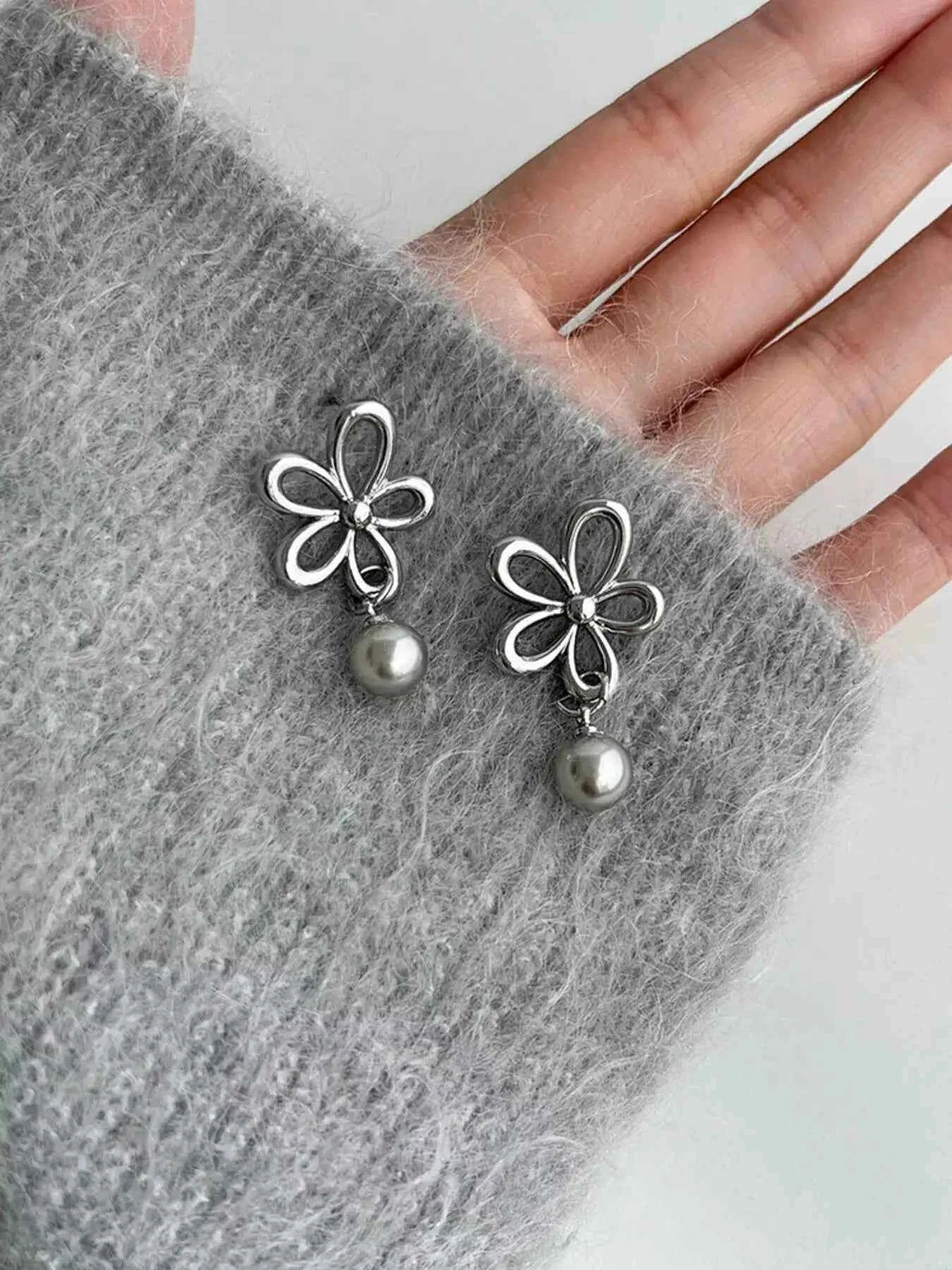 Flower pearl drop earrings in silver-plated alloy — additional view 4