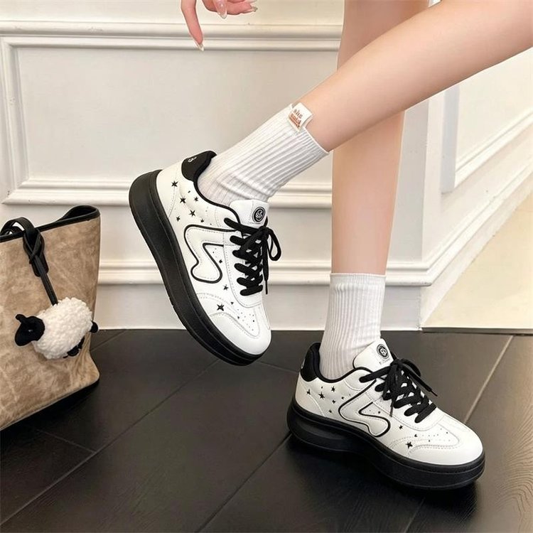 Double shoelace detail on platform sneakers