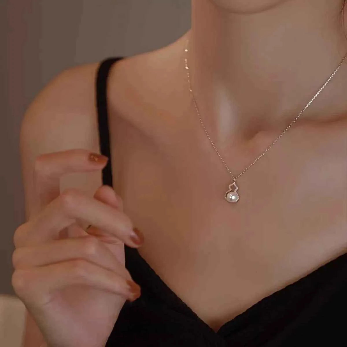 Pearl Gourd Necklace (Silver-Plated) Secondary image